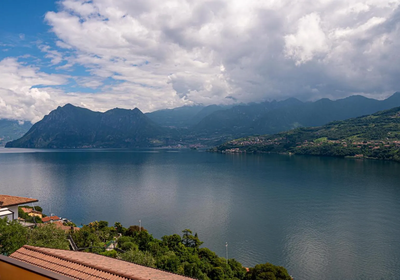 Italian Vacation Homes - Iseo Lake Vista Retreat Tavernola Bergamasca