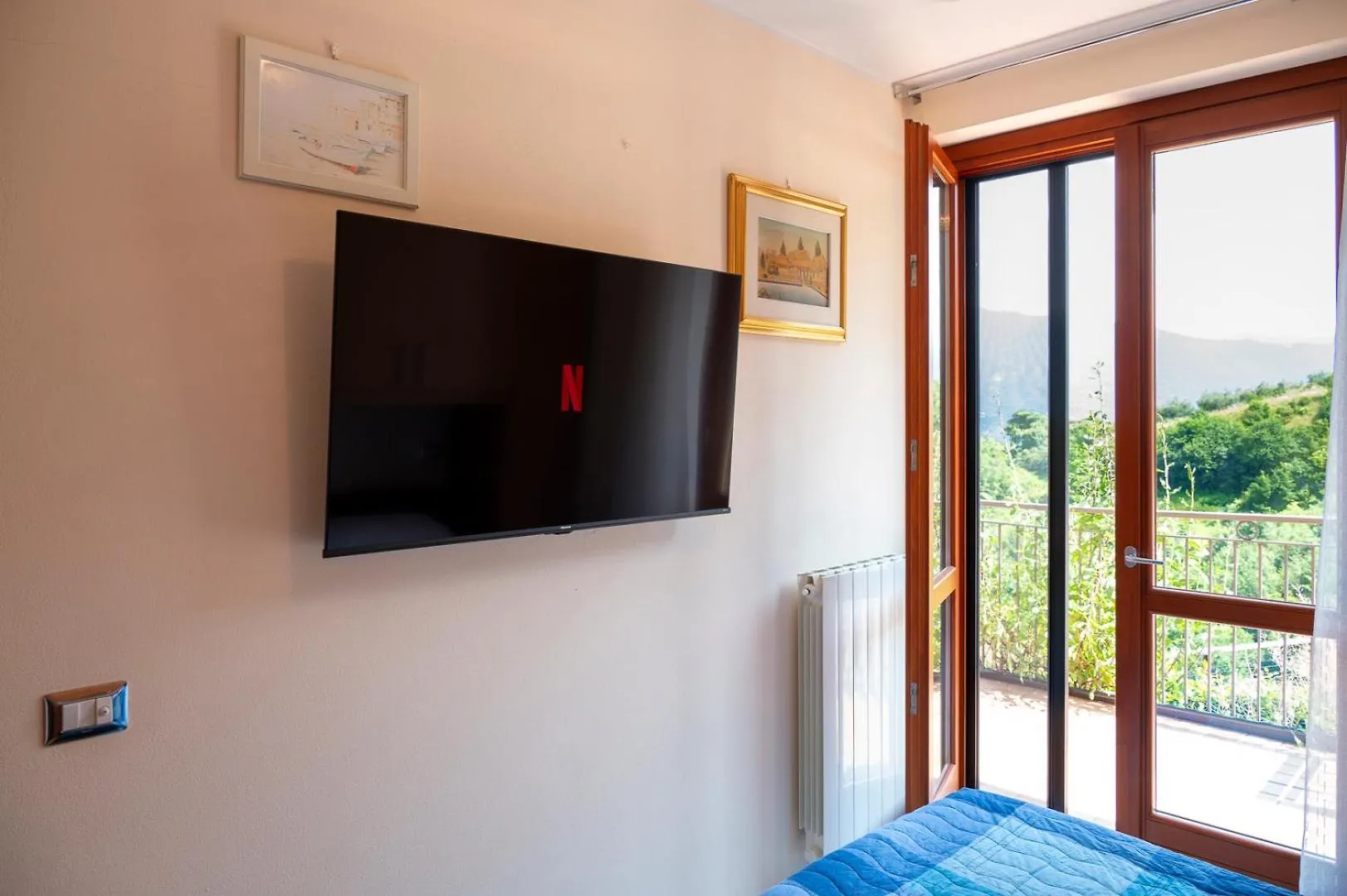 Italian Vacation Homes - Iseo Lake Vista Retreat Tavernola Bergamasca