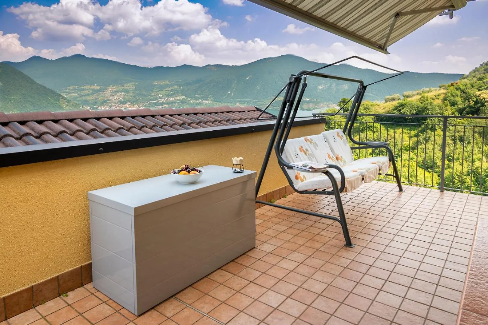 Italian Vacation Homes - Iseo Lake Vista Retreat Tavernola Bergamasca